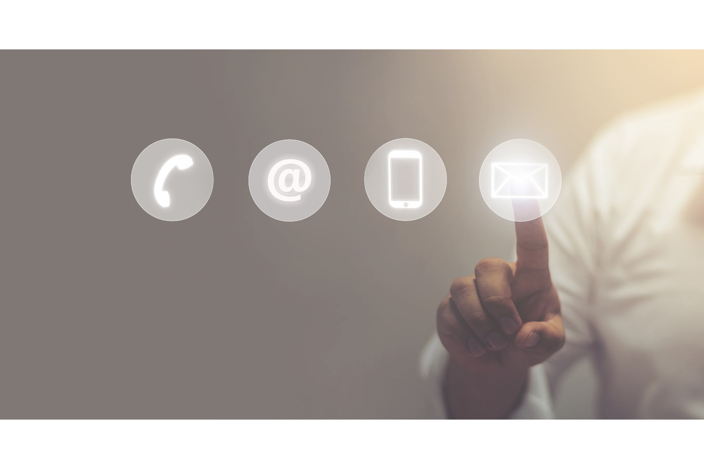 Eine Person tippt auf ein digitales Symbol für E-Mail, um Kontakt aufzunehmen.